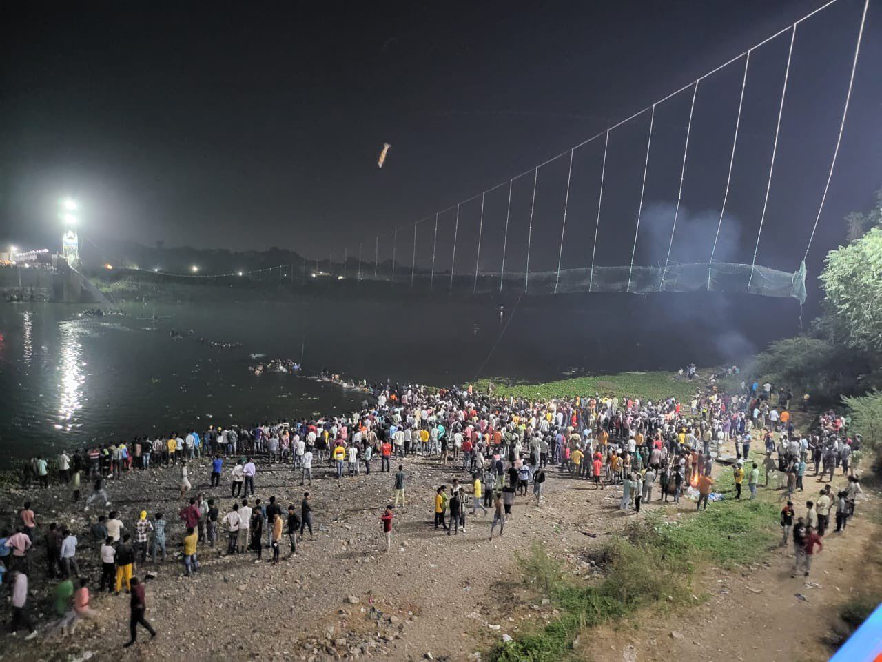 В индийском городе Морви обрушился пешеходный мост | Пикабу